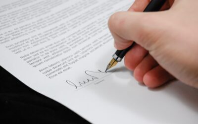 Samenlevingscontract wordt ondertekend voor de koop van een huis. Huis kopen samenlevingscontract.