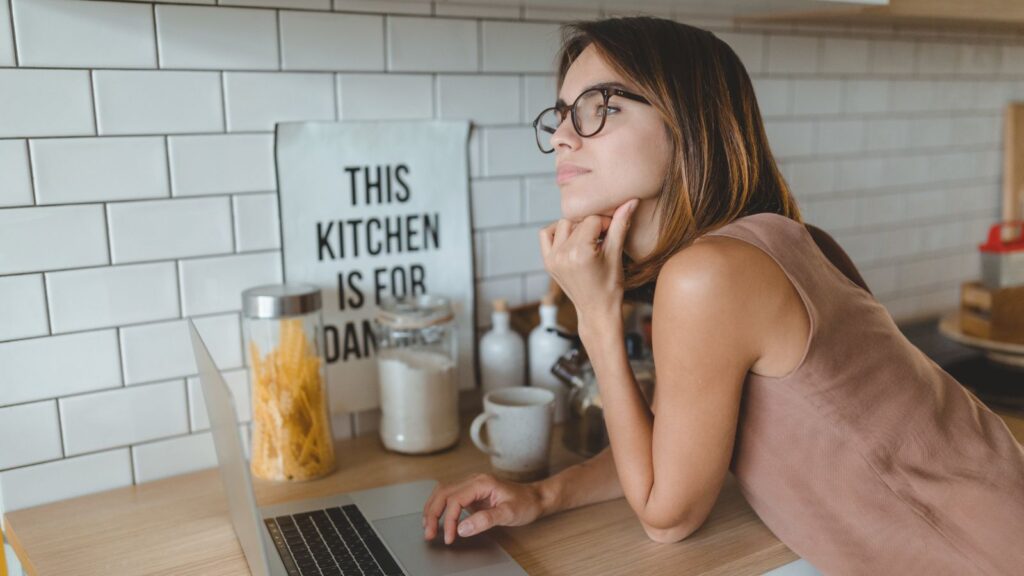 Vrouw heeft geboden onder voorbehoud van financiering in Amsterdam.